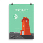 Une tour de phare rouge se dresse dans un paysage islandais, avec une lune et des montagnes en arrière-plan.