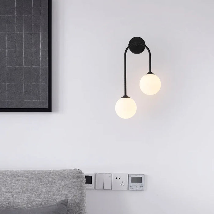 Applique murale LED en verre laiteux design nordique moderne éclairant un couloir