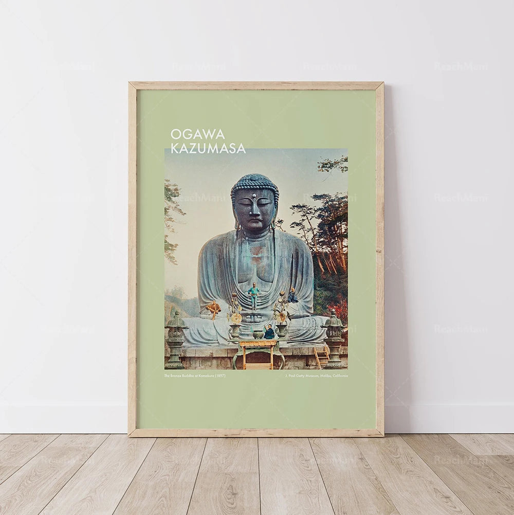L'image montre une affiche représentant une magnifique statue de Bouddha Ogawa Kazumasa, entouré d'un paysage naturel paisible.