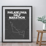 Affiche encadrée de la course du semi-marathon de Philadelphie, montrant le tracé de la course sur une carte foncée de la ville.