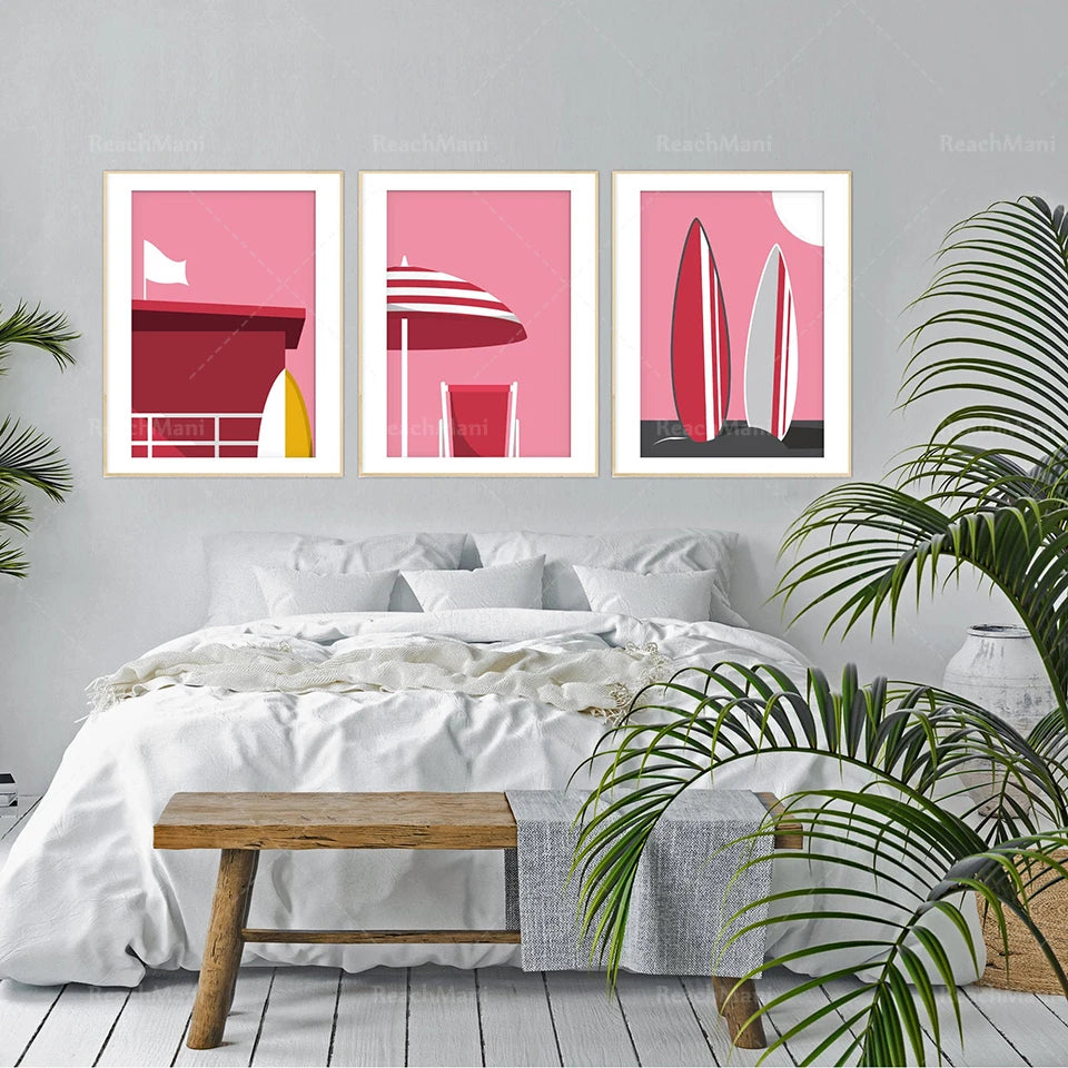 Trois affiches minimalistes et stylisées avec des éléments liés aux sports nautiques accrochées au mur d'une chambre décorée dans des tons clairs et naturels avec des plantes tropicales.