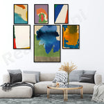 Cette composition artistique de peintures abstraites aux couleurs vives crée une ambiance dynamique et moderne dans un salon élégant.