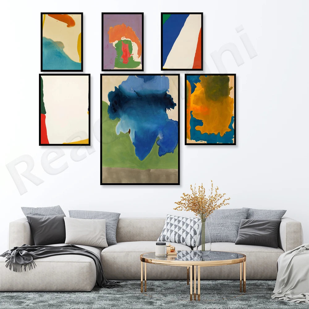 Cette composition artistique de peintures abstraites aux couleurs vives crée une ambiance dynamique et moderne dans un salon élégant.