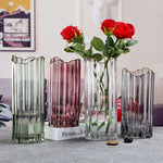 vase verre transparent moderne rayures horizontales couleurs vert gris rose rouge dorés fleurs artificielles