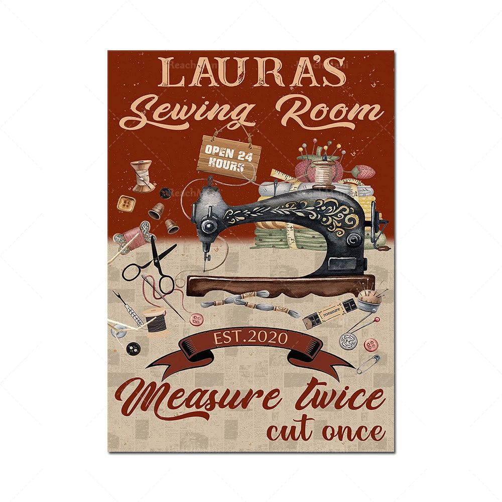 L'image montre une affiche vintage avec le titre "Laura's Sewing Room", des outils de couture et le slogan "Measure twice, cut once" établi en 2020.