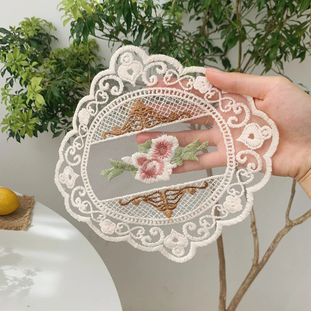 serviette table vintage toile brodée florale beige clair détails dorés respectueux environnement 23x20cm