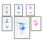 Ce jeu d'affiches décoratifs présente diverses illustrations florales abstraites dans des tons de bleu et de rose, disposées dans un agencement élégant.