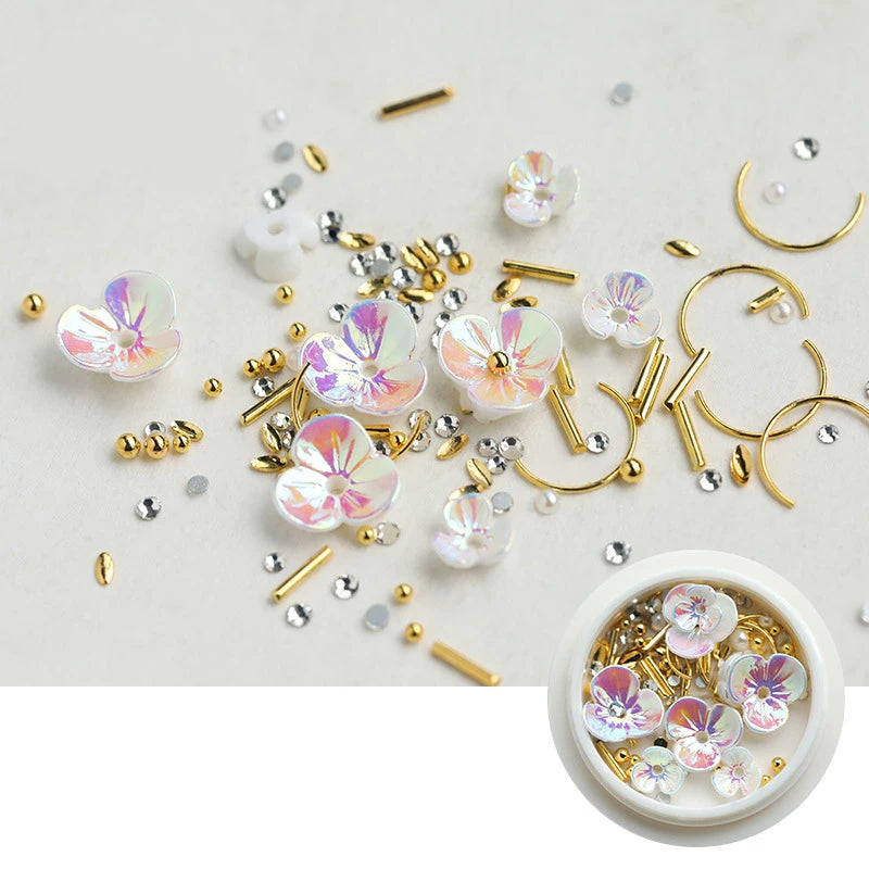 accessoires nail art fleurs blanc doré irisées strass coquillage japonais