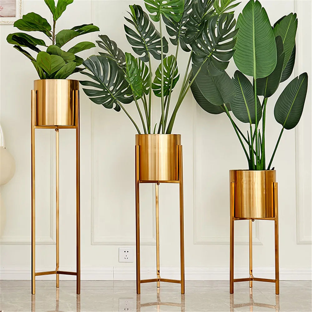 Support de plante métallique doré dans un salon moderne