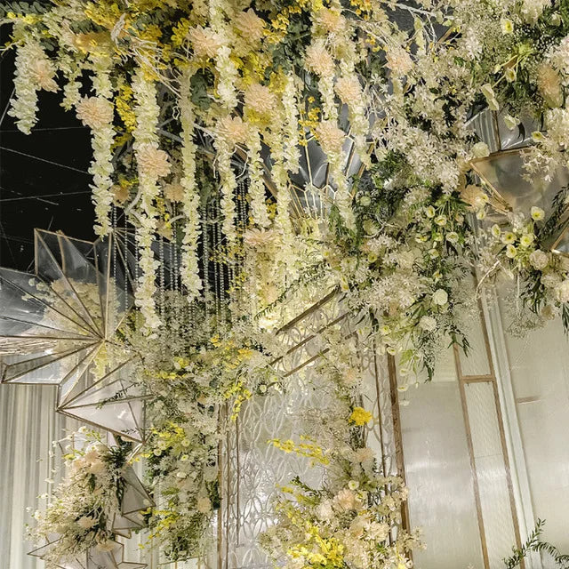 Guirlande fleur artificielle utilisée pour décorer une table de mariage