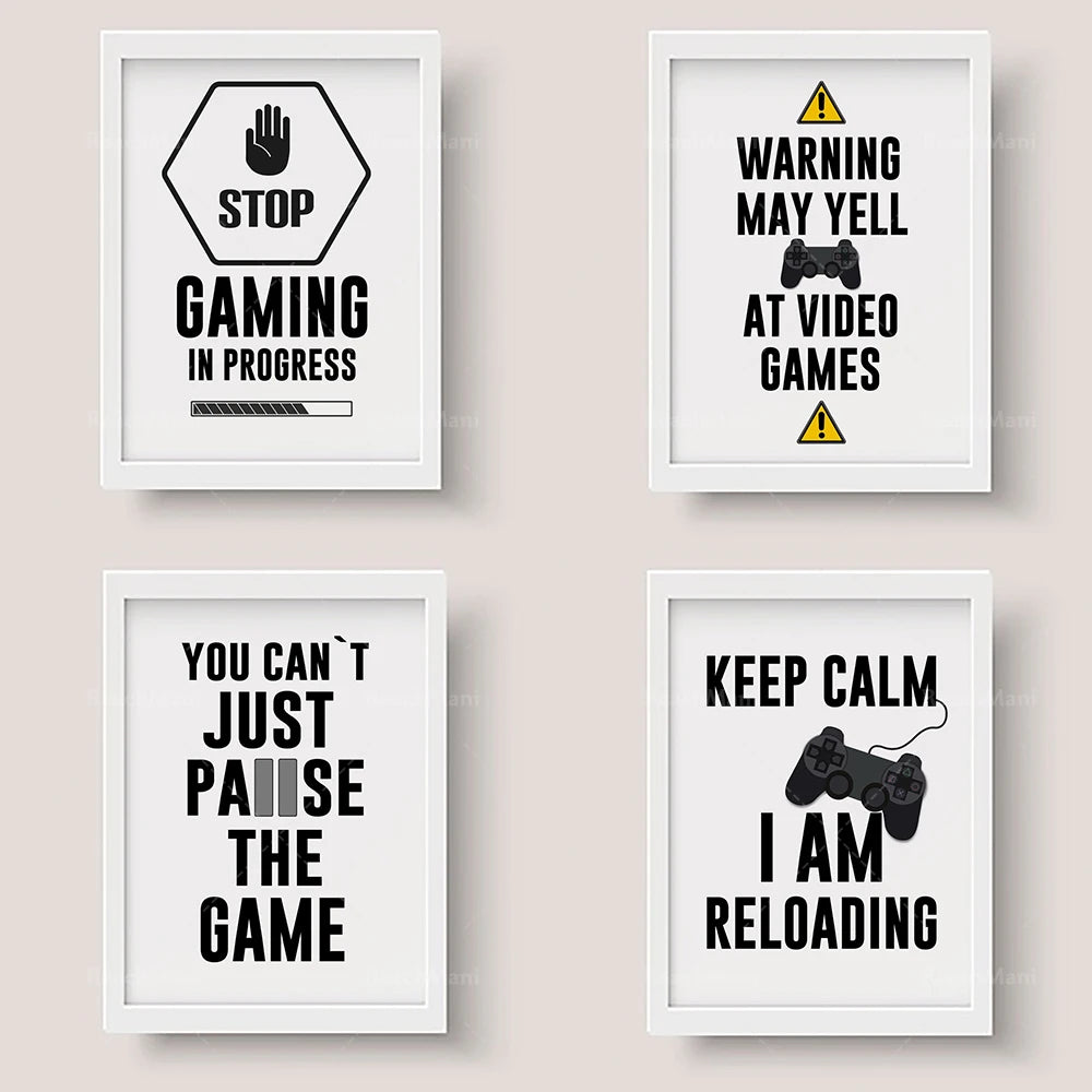 Quatre affiches encadrées avec des textes et des symboles humoristiques liés aux jeux vidéo.