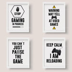Quatre affiches encadrées avec des textes et des symboles humoristiques liés aux jeux vidéo.
