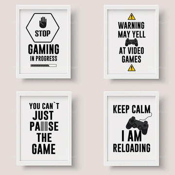 Quatre affiches encadrées avec des textes et des symboles humoristiques liés aux jeux vidéo.