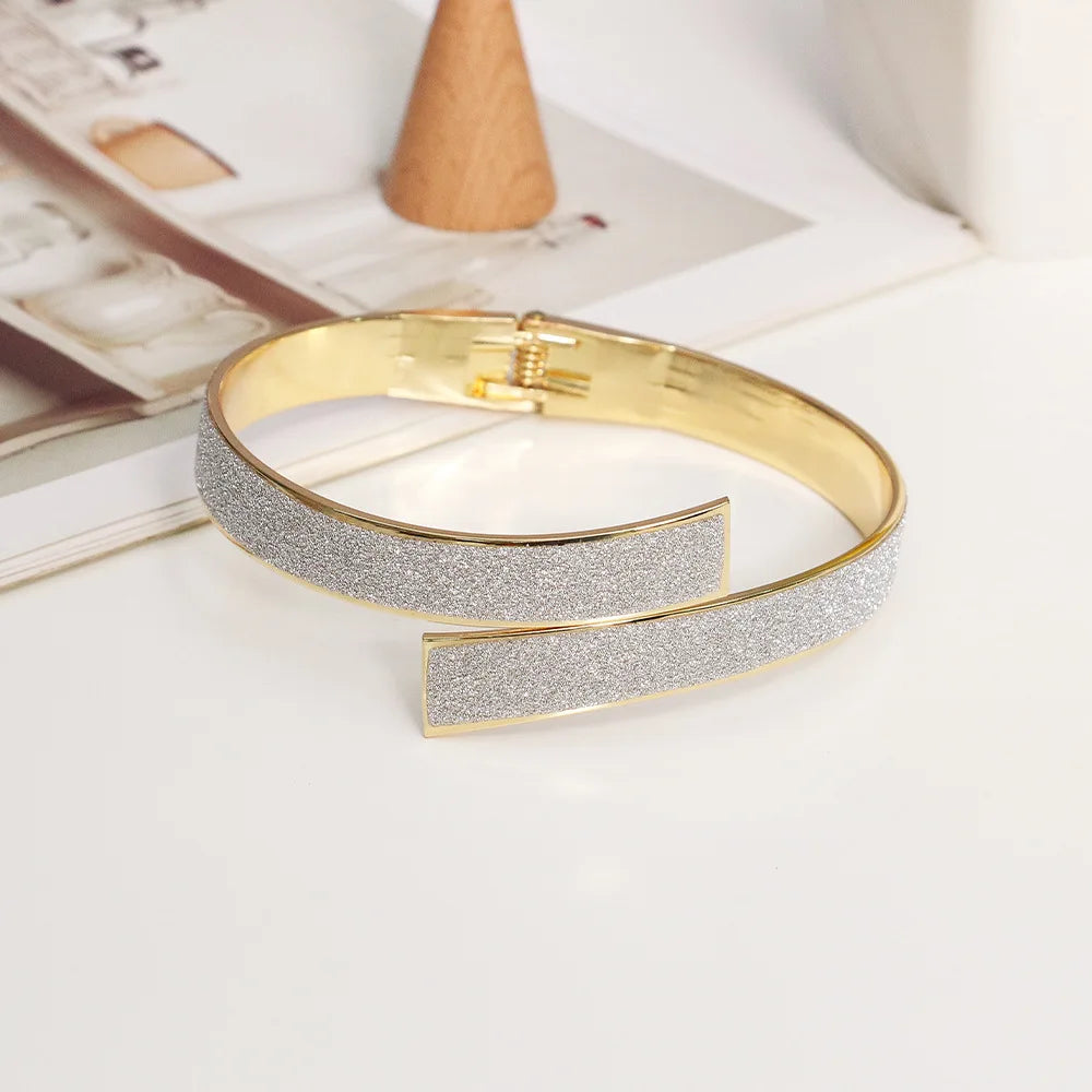 bracelet moderne paillettes or argent fermoir élégant accessoire mode bijou métal qualité haut gamme