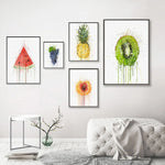Une galerie murale colorée composée de cinq cadres illustrant des fruits aux couleurs vives et éclatantes.