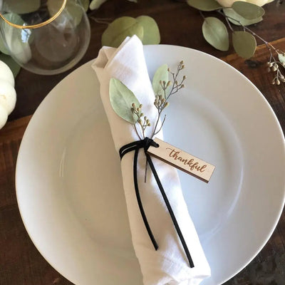 Rond de serviette en bois gravé personnalisé pour mariage sur table décorée