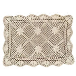 Napperon blanc crocheté sur table en bois