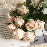 bouquet roses artificielles rouge blanc velours feuilles vertes decoration intérieure classique anniversaire mariage