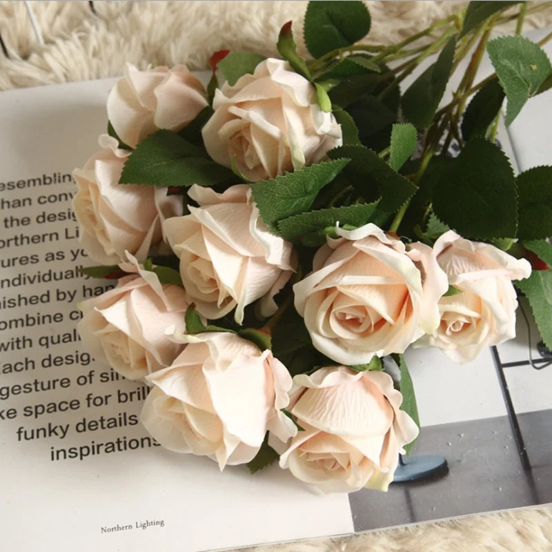 bouquet roses artificielles rouge blanc velours feuilles vertes decoration intérieure classique anniversaire mariage