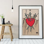Affiche murale minimaliste avec un cœur percé de trois épées, sur fond beige avec des détails noirs et rouges.