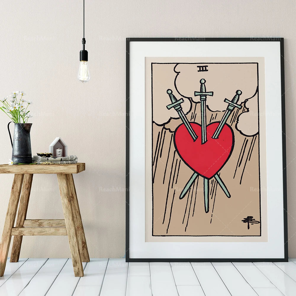 Affiche murale minimaliste avec un cœur percé de trois épées, sur fond beige avec des détails noirs et rouges.