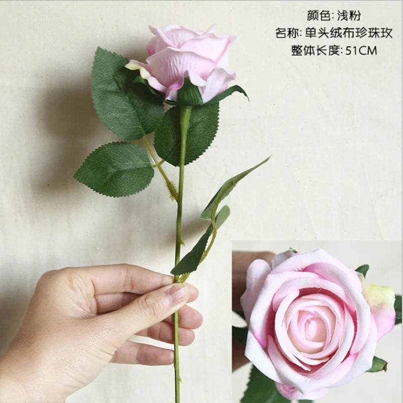bouquet roses artificielles rouge blanc velours feuilles vertes decoration intérieure classique anniversaire mariage