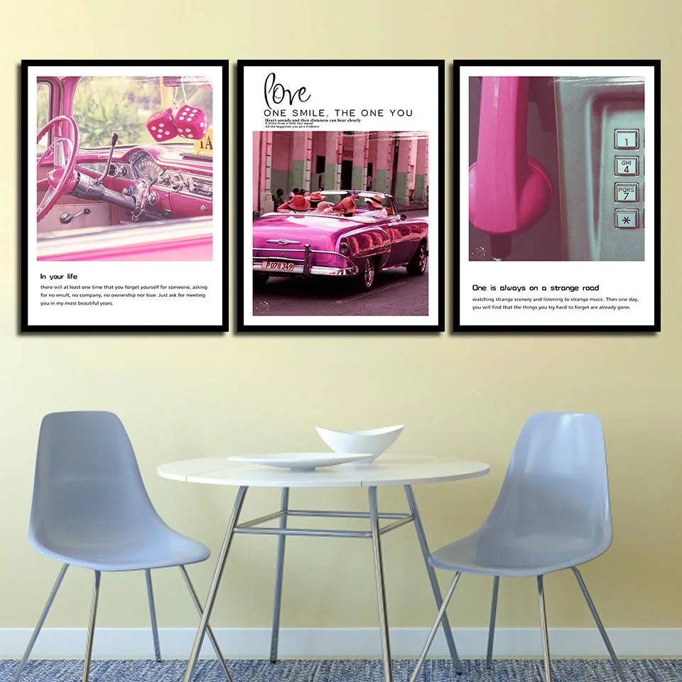 Une pièce décorée de tableaux évocateurs et meublée de mobilier moderne.