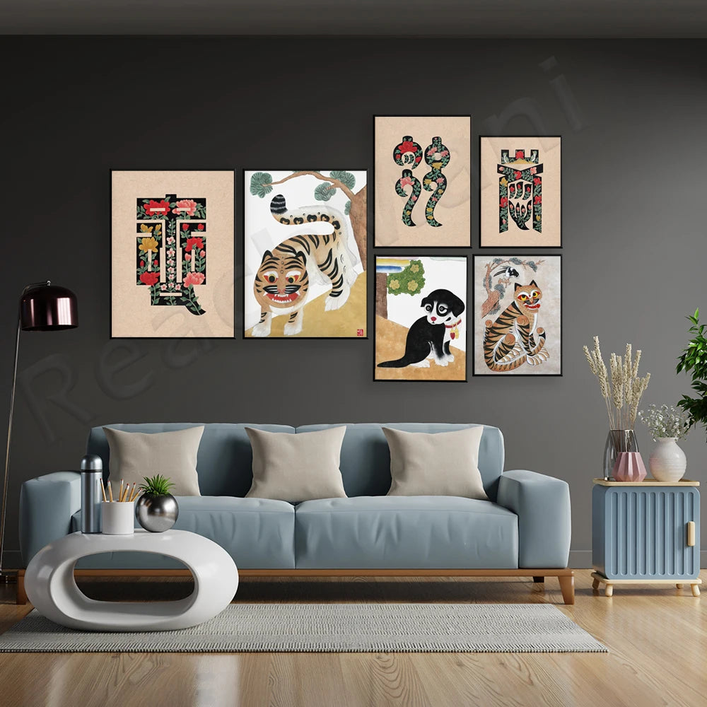 Une collection d'œuvres d'art colorées et originales représentant des motifs ethniques et des animaux, créant une atmosphère chaleureuse et dynamique dans ce salon moderne.