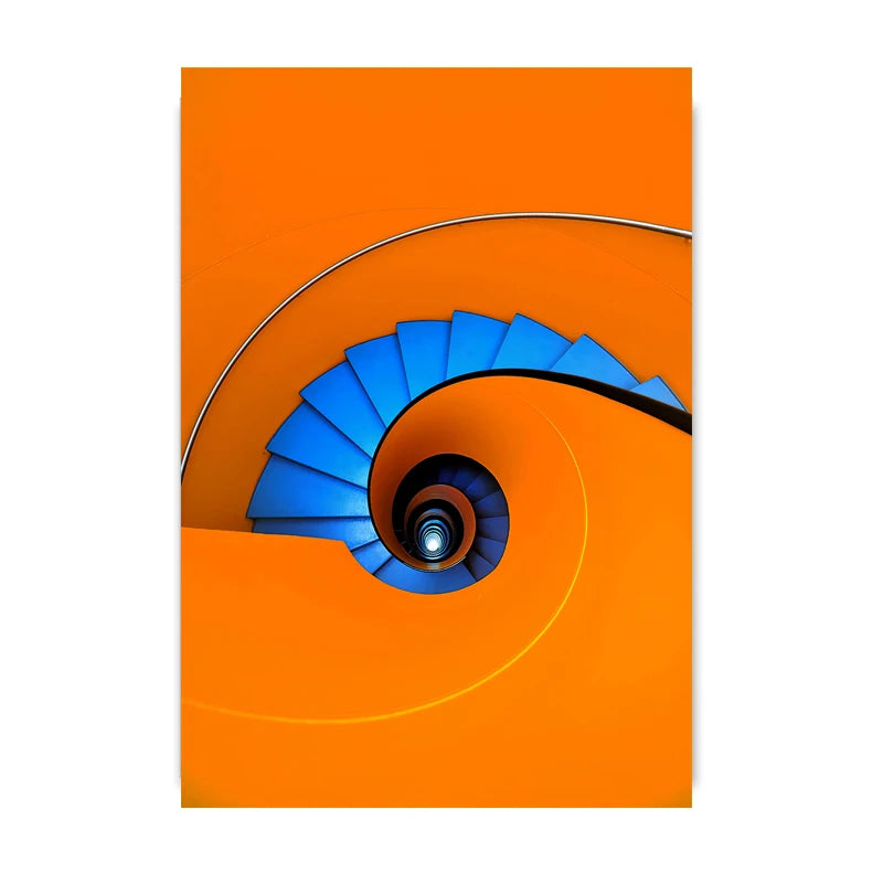 Escalier en spirale avec des marches bleu vif sur un fond orange vibrant, créant un motif géométrique hypnotisant.