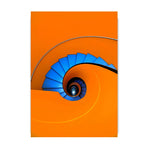 Escalier en spirale avec des marches bleu vif sur un fond orange vibrant, créant un motif géométrique hypnotisant.