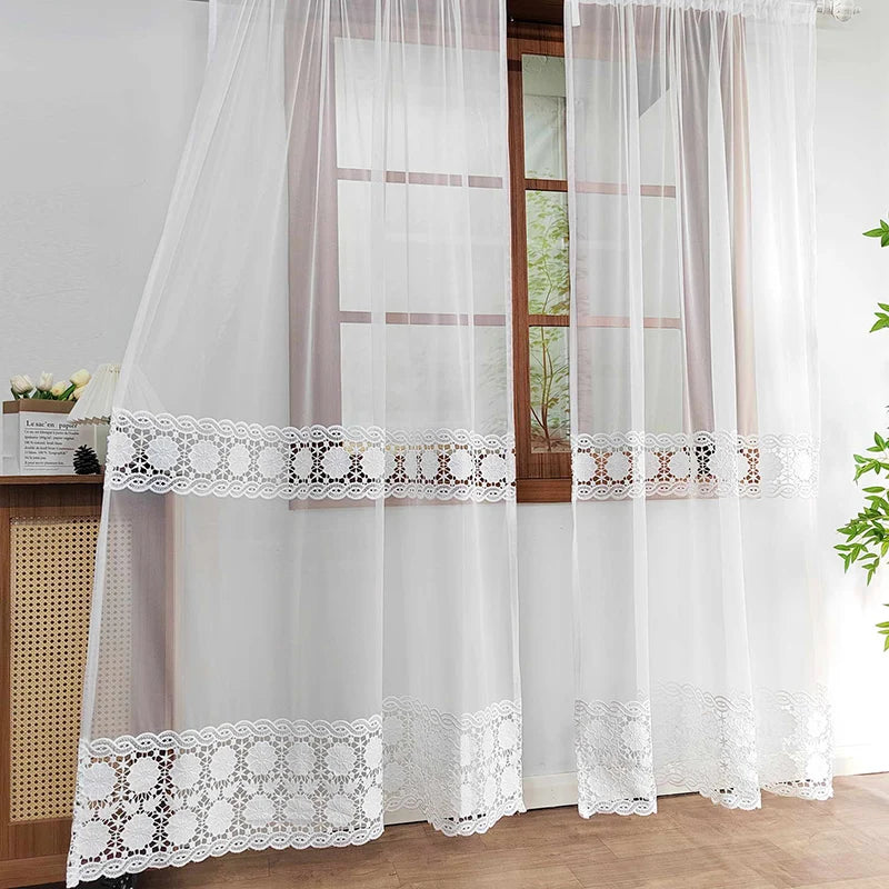 Voilage ajouré légèrement entrouvert, apportant du dynamisme à une pièce chaleureuse avec meuble en rotin.