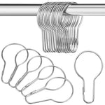 Ensemble de crochets pour rideaux en métal suspendus à une tringle chromée, en forme de goutte pour une fixation sécurisée.