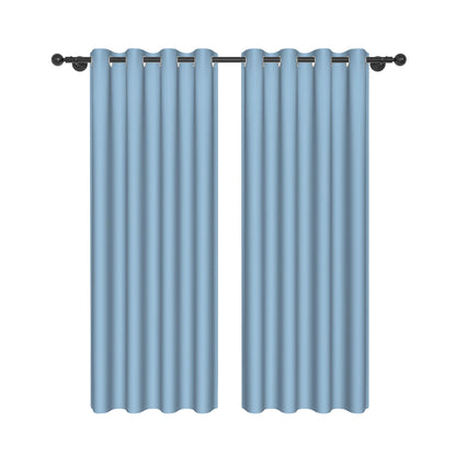 Deux rideaux bleu ciel à œillets, design moderne, suspendus sur une tringle noire, fond blanc uni.
