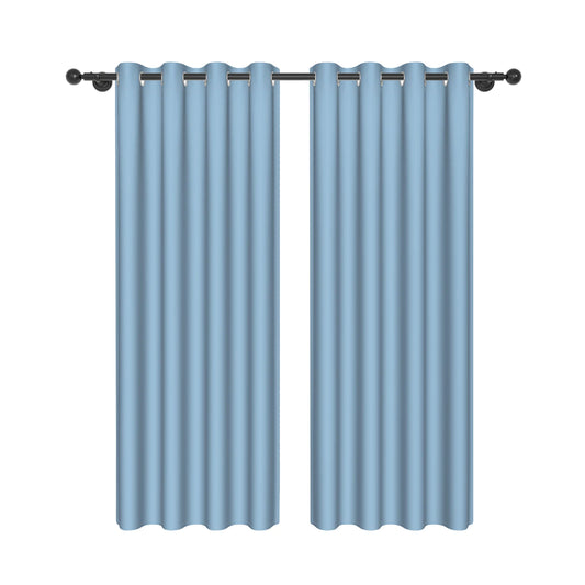 Deux rideaux bleu ciel à œillets, design moderne, suspendus sur une tringle noire, fond blanc uni.
