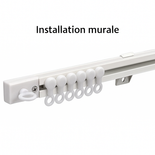 Rail de rideau blanc monté au mur avec crochets glissants, parfait pour suspendre des rideaux avec élégance et stabilité.