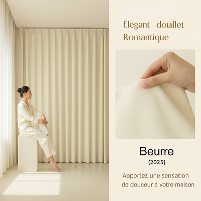 Femme assise dans une pièce lumineuse avec un rideau couleur crème en polyester, ambiance douce et romantique