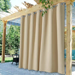 Grand rideau beige en polyester installé sur une pergola de jardin, pour créer un espace cosy et protégé.