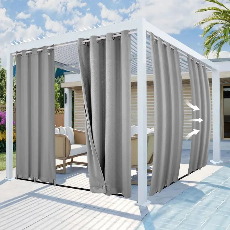 Rideau extérieur gris imperméable installé sur une pergola blanche, créant un espace ombragé et protégé du vent avec une ambiance élégante et contemporaine.