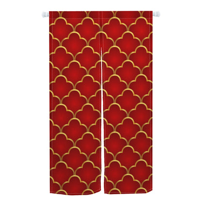 Rideau japonais rouge avec motifs dorés façon écailles traditionnelles, parfait pour sublimer une porte d'entrée