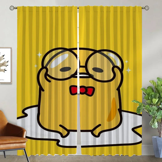 Rideau opaque jaune décoré d’un personnage cartoon portant des lunettes et un nœud papillon rouge, suspendu devant une fenêtre dans une chambre d’enfant.