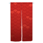 Rideau rouge japonais avec motifs graphiques de vagues Seigaiha, idéal pour porte d’entrée extérieure