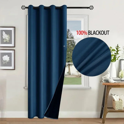 Rideau thermique bleu foncé avec doublure occultante, monté sur tringle à œillets, installé devant une fenêtre pour une obscurité totale et une isolation optimale.