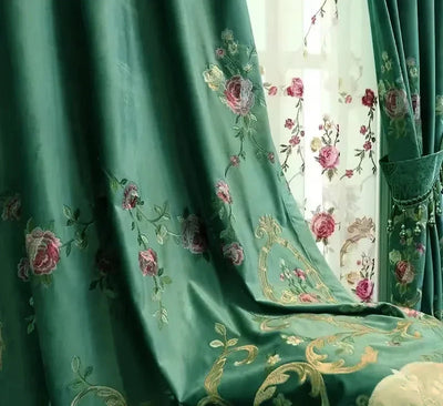 Gros plan sur un rideau vert bouteille avec broderies florales roses et dorées, ambiance classique et raffinée.