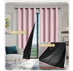 Rideau vieux rose à doublure noire vu de face et de dos, avec un effet occultant maximal, accroché à une fenêtre de salon moderne.