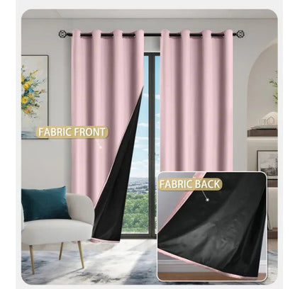 Rideau vieux rose à doublure noire vu de face et de dos, avec un effet occultant maximal, accroché à une fenêtre de salon moderne.