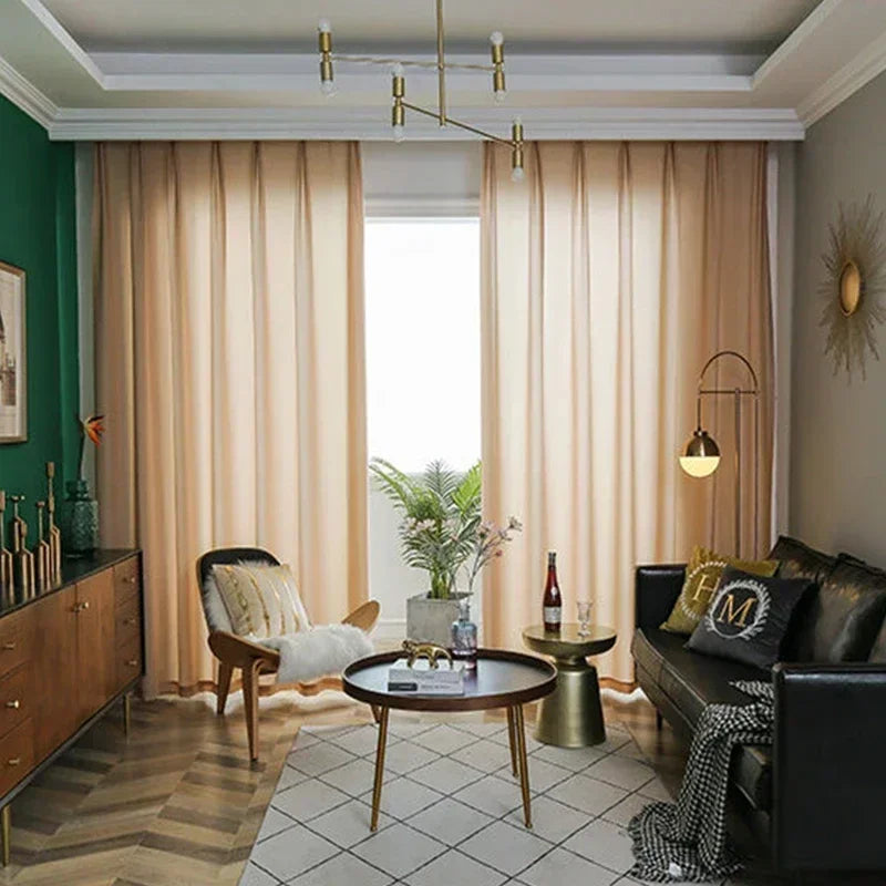Voilage kaki à galon fronceur installé dans un salon moderne au style raffiné.