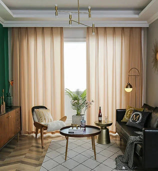 Voilage kaki à galon fronceur installé dans un salon moderne au style raffiné.