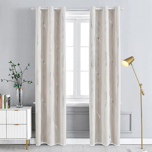 Rideaux beiges à motifs vagues installés sur une fenêtre blanche, ambiance élégante avec décoration dorée et végétale