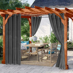 Rideaux extérieurs gris foncé imperméables installés sur une pergola en bois, apportant une touche moderne et sobre.