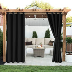 Rideaux noirs occultants installés sur une tonnelle en bois, offrant intimité et protection contre les rayons UV dans un coin salon de jardin chaleureux.